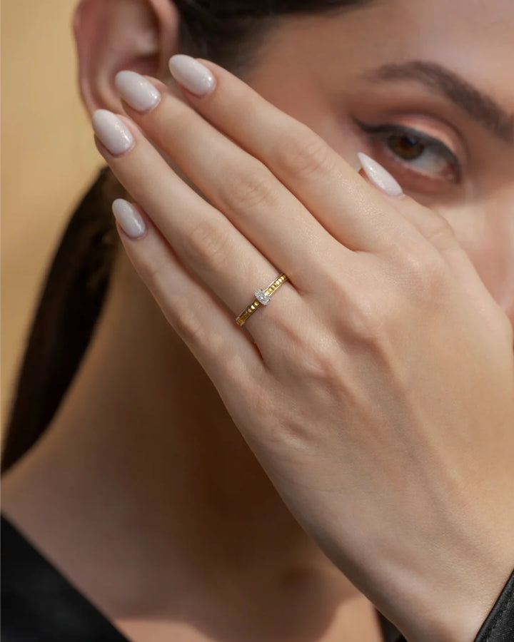 Boxy Center Oval Band