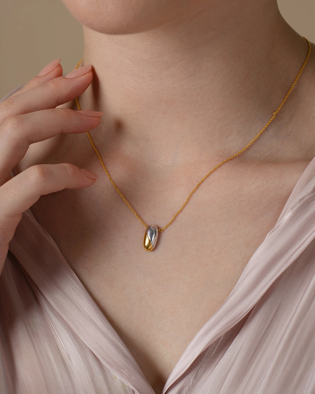 Oval Contrast Pendant