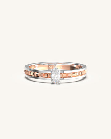 Boxy-Pattern In Center Oval Diamond Band