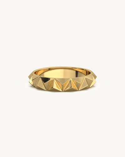 Giza Gold Band 18K gold vermeil ring with geometric facets on a finger