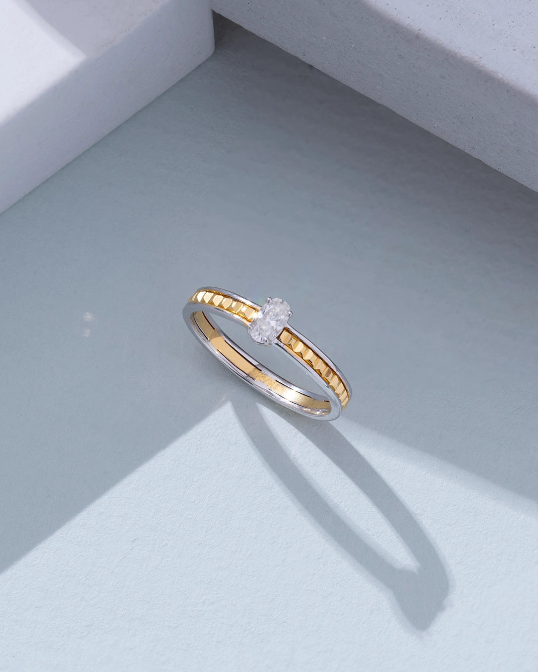 Boxy Center Oval Band