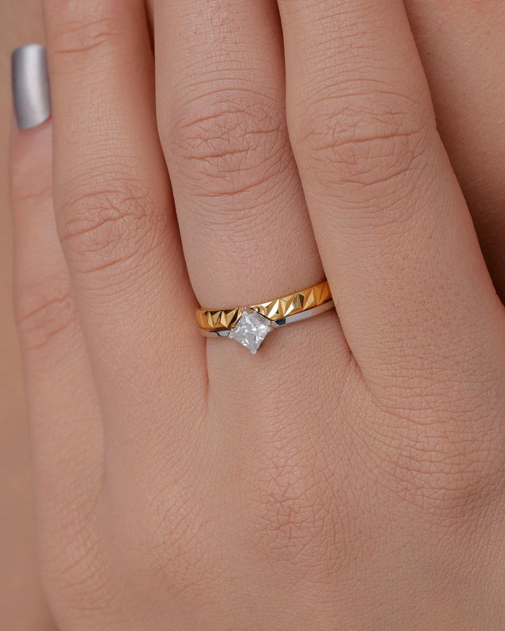 Round Texture Solitaire