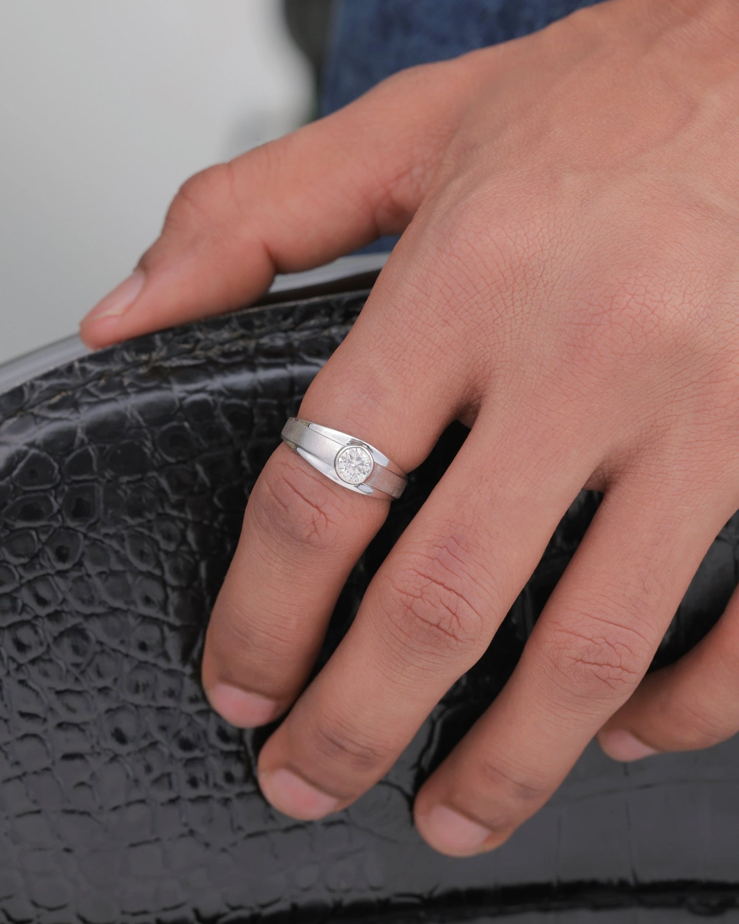 Round Bezel Solitaire Band