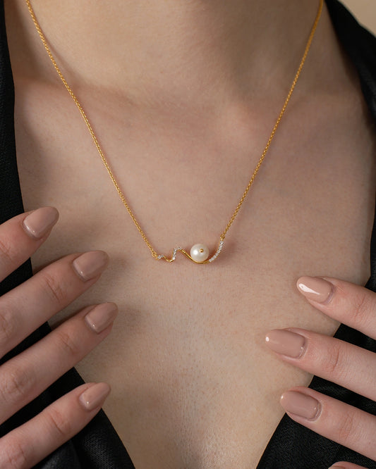 Wavy Pearl Necklace